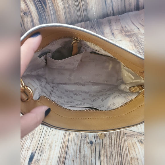 MICHAEL KORS  Hamilton Traveler Medium Top Zip Messenger Bag - Picture 11 of 14